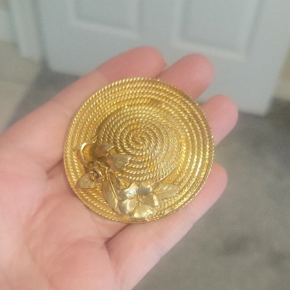 Elegant Gold Tone Floral Country Kitch Cottagecore Gardening Hat Brooch